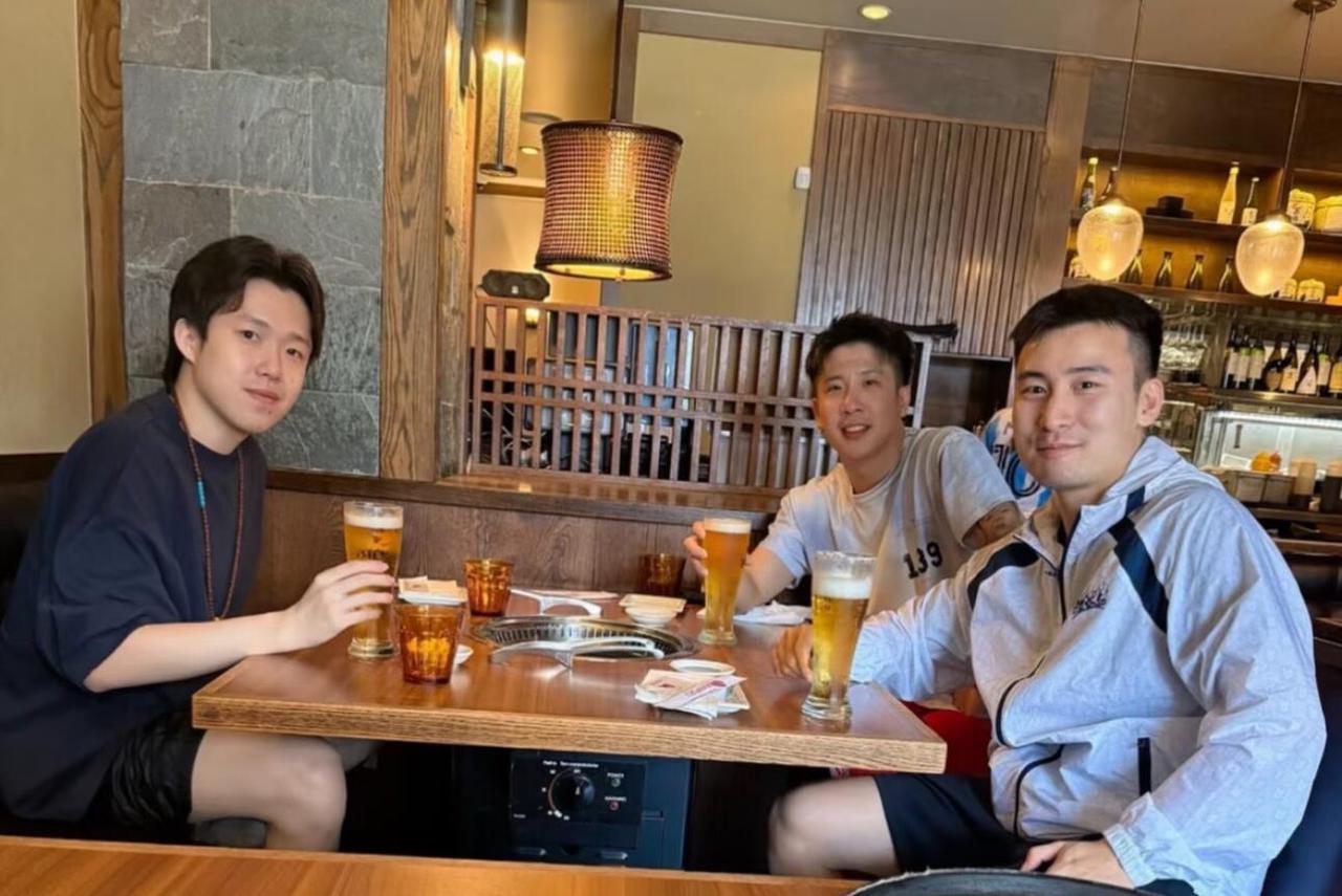 王楚钦回国，第一顿饭聚上了，比赛之余，生活美滋滋，小日子很幸福！
他眼睛真的越来