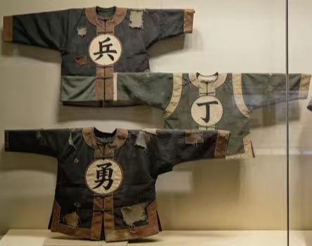 兵、勇、丁、卒，到底有什么区别？

看清朝的电视剧，军旅与差役人员的衣服上，总写