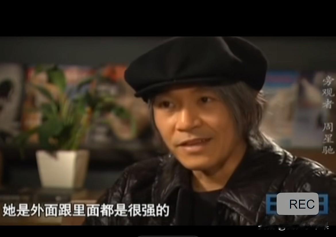 周星驰的妈妈凌宝儿早年在跟媒体聊天的时候曾经透露过星爷学生时代暗恋的女生，可以说