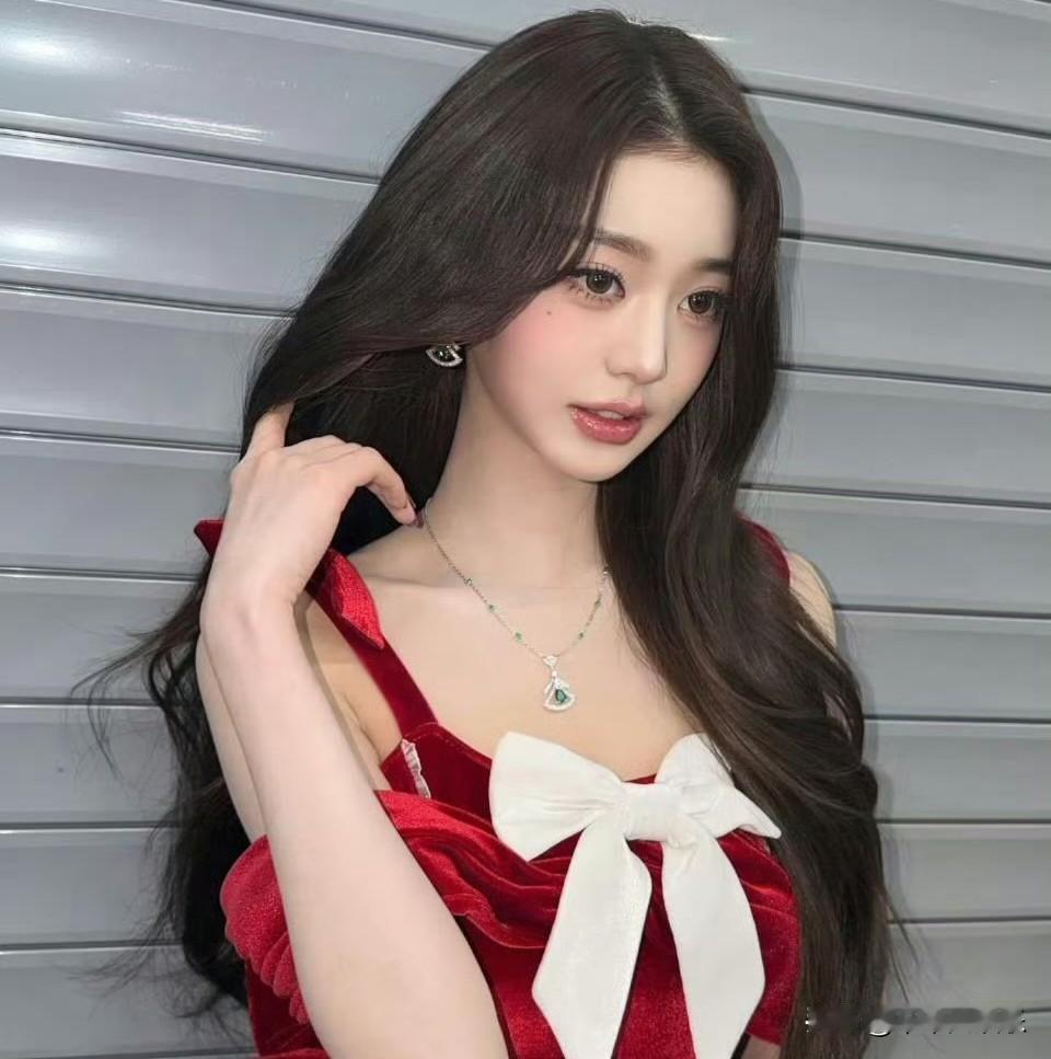 2025年12月24日晚SBS歌谣大战红毯上，张元英一袭丝绒红裙惊艳全场。高腰A