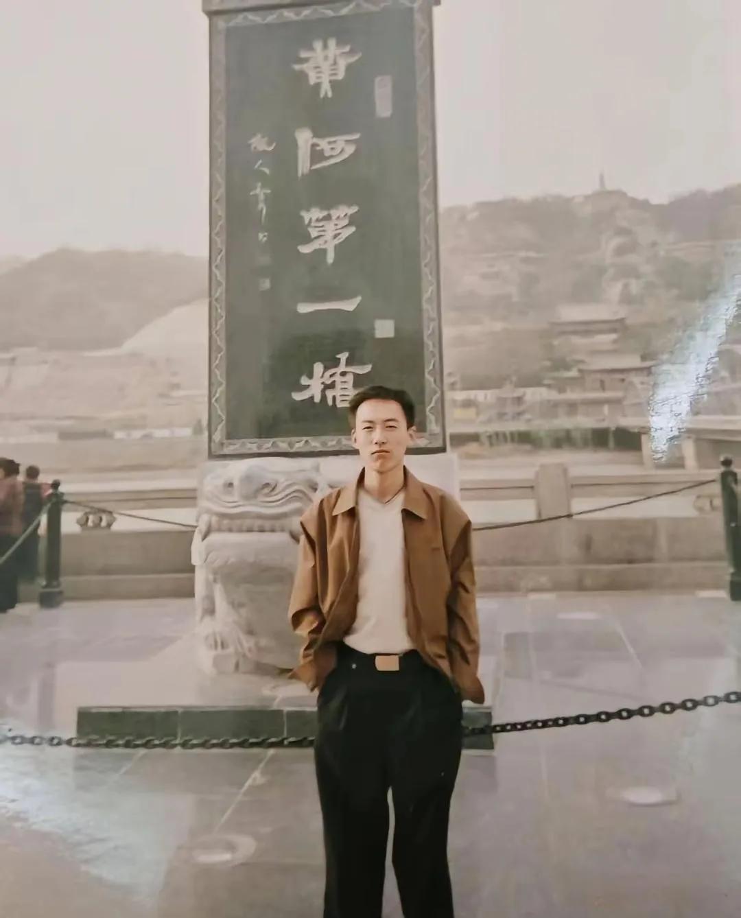 同一个人，同一个地方，时隔二十年的变化。