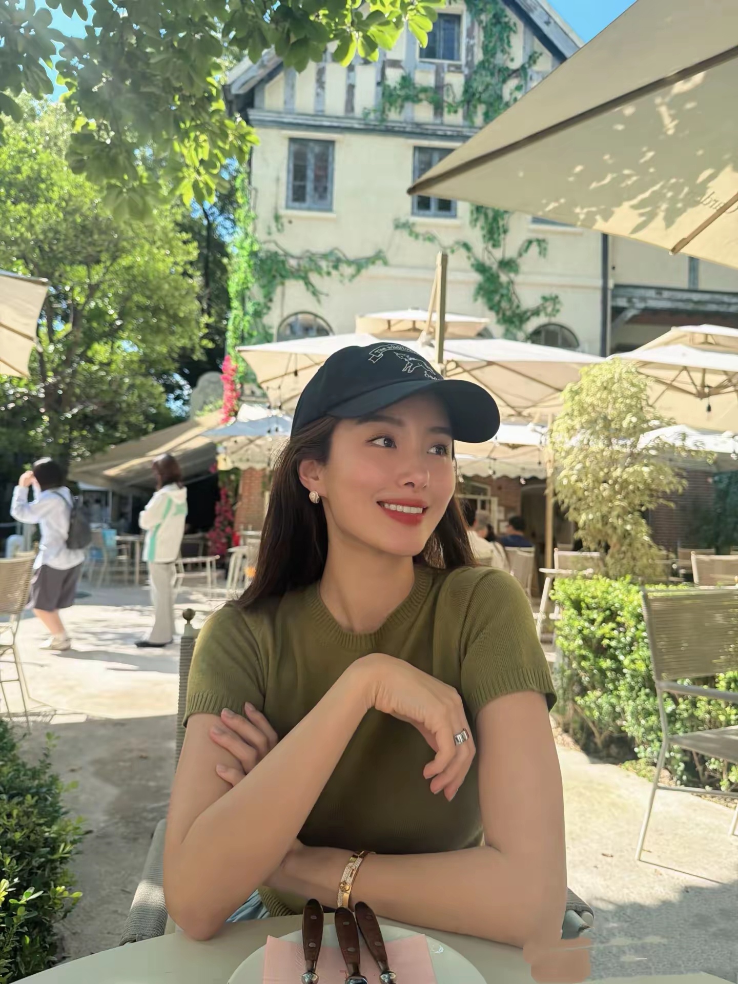 杨采钰当妈后首次杀青，她四肢纤细小腿有纹身，无名指婚戒抢镜 