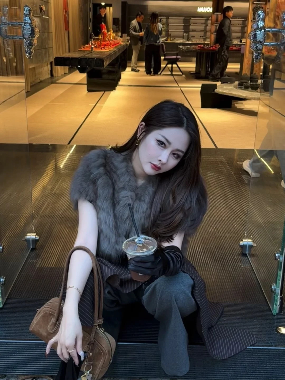 存一组拿捏姐感的拍照姿势