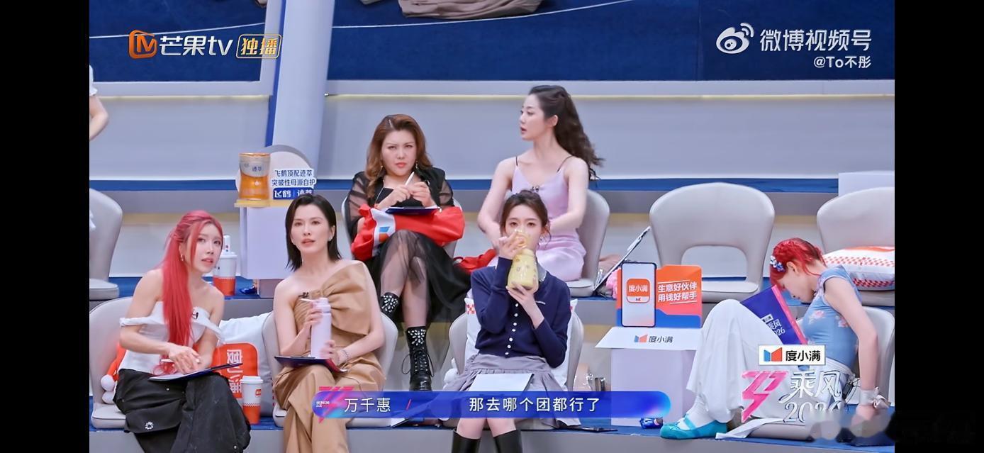 选歌环节加拿大老留子在帮小老外翻译 