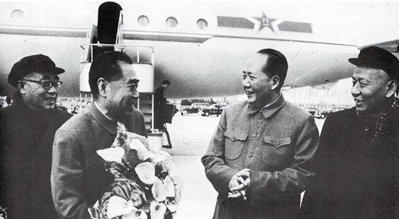 1975年，毛主席与周总理双双身患重病，主席问总理：江山要谁来守？
毛泽东189
