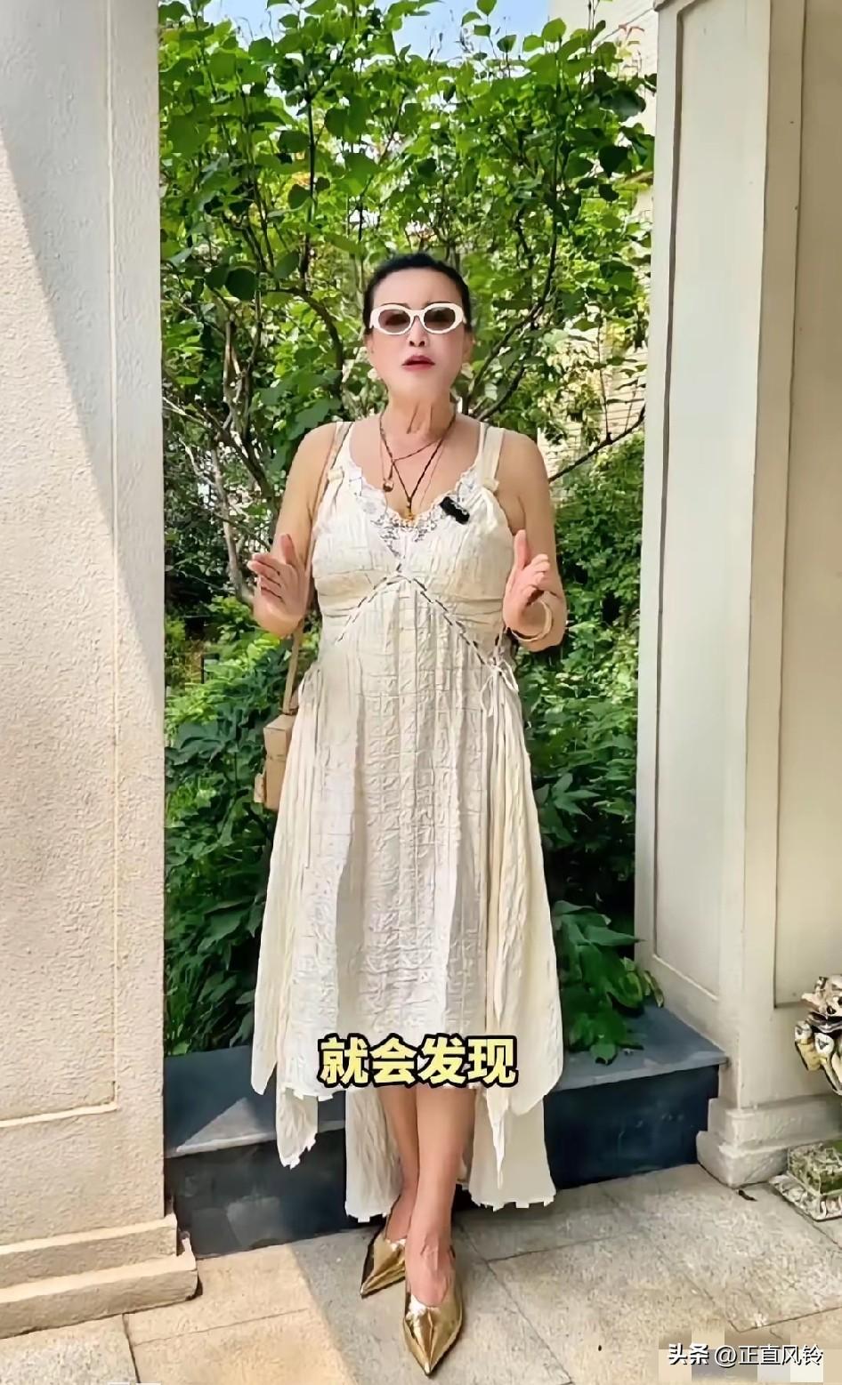 兰姐真的穿什么都好看，看着富态，穿吊带也没有显胖，这么大年龄亭亭玉立的！
兰姐穿