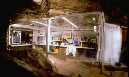 1989年，美国为了证实时间是否存在，特意让一名少妇在封闭的地下洞穴内，按照计划