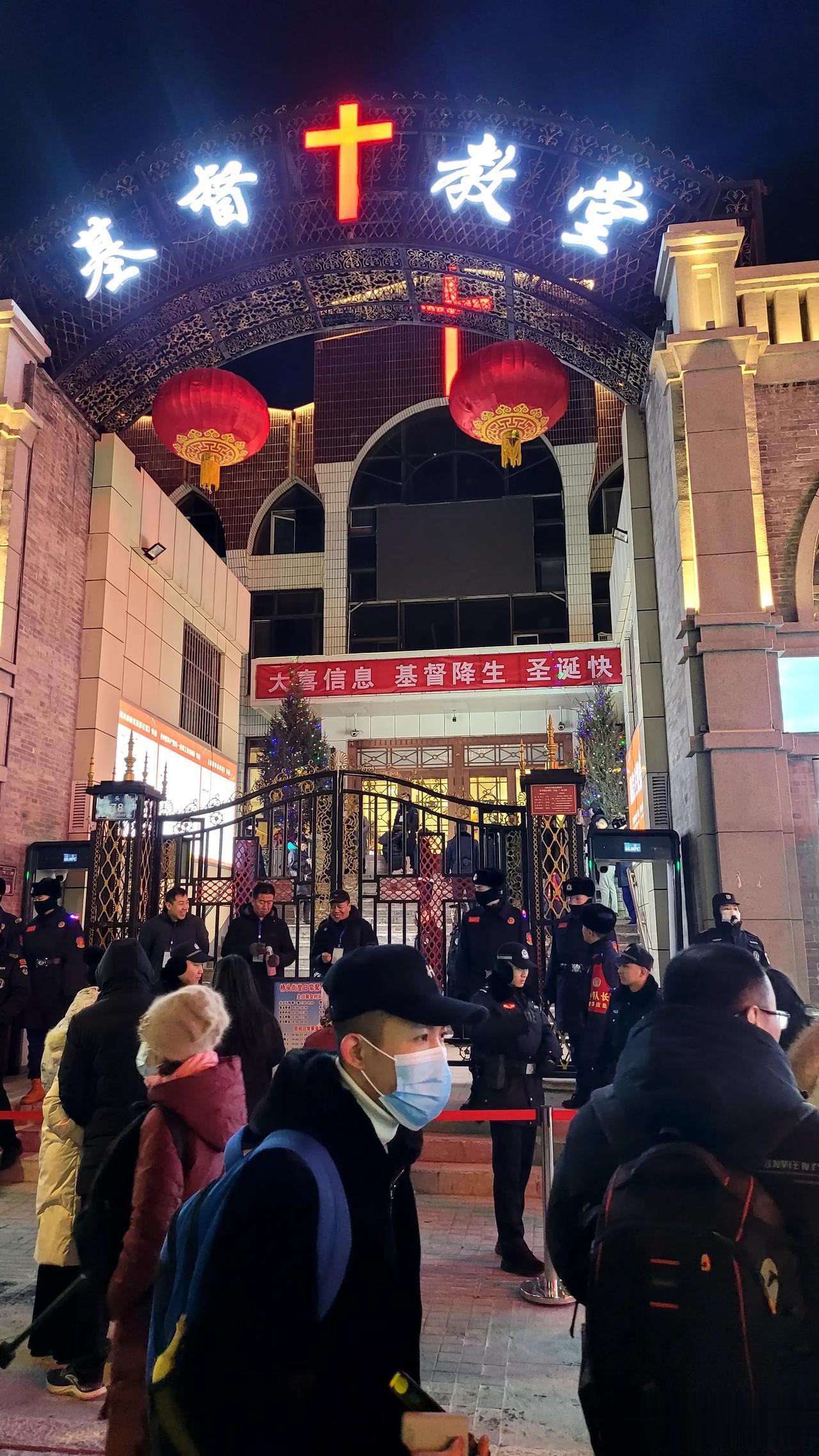 昨天晚上是西方传统的平安夜，很多基督教的信徒去礼拜，正好也正值周末，钟楼街的基督