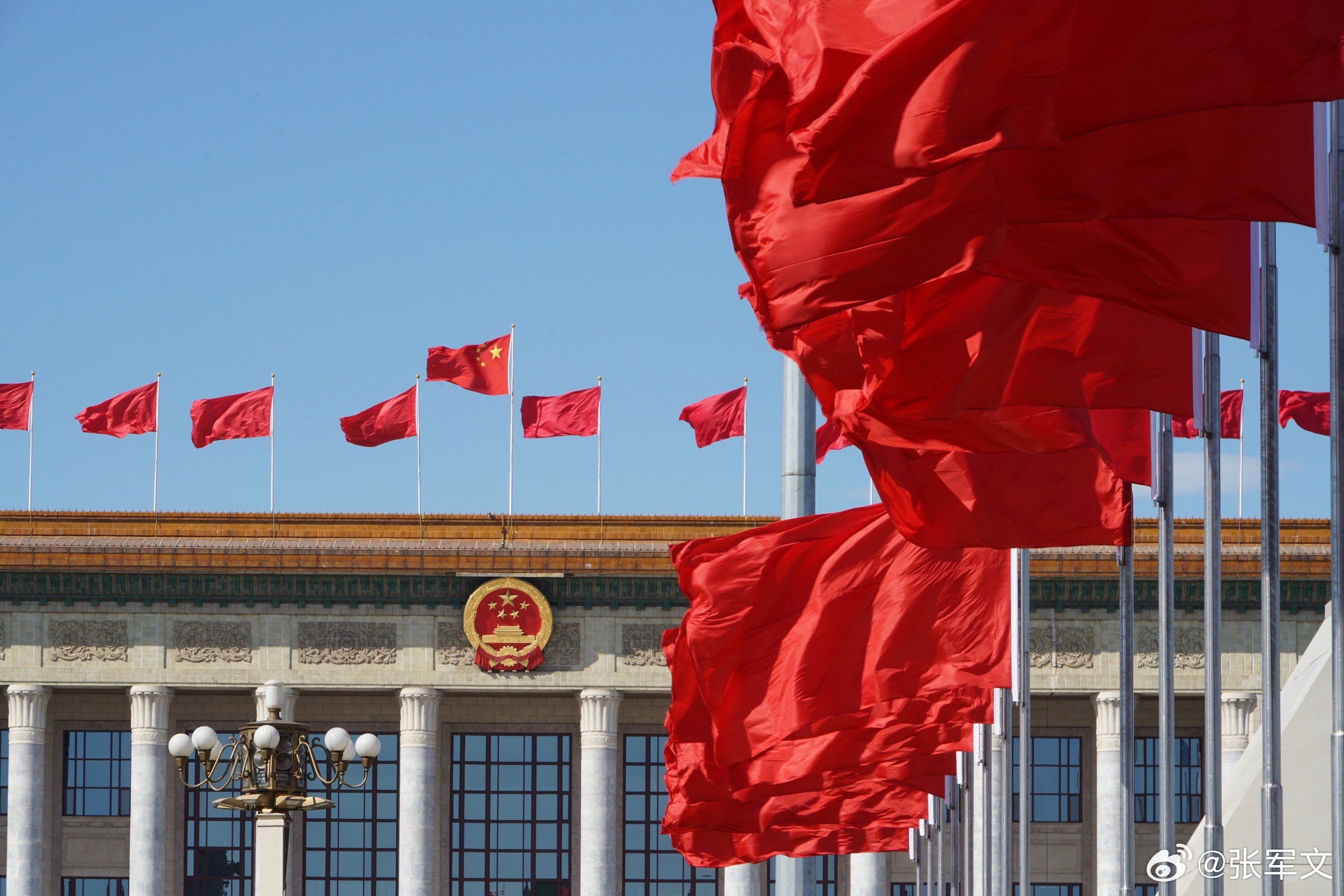 建议取消私家车年审制度  全国政协委员袁小彬今年把目光投向了出行领域！他指出，当