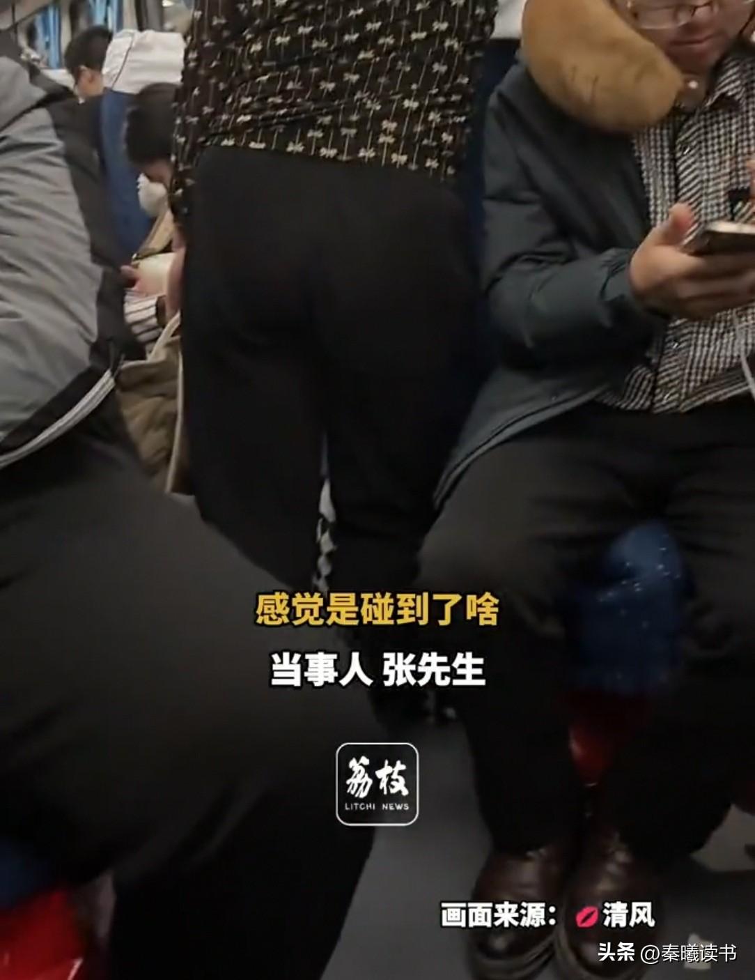 一火车车厢里，一男子坐累了想挪挪脚，却意外碰到了硬物。低头一瞧，顿时吓得“啊”了