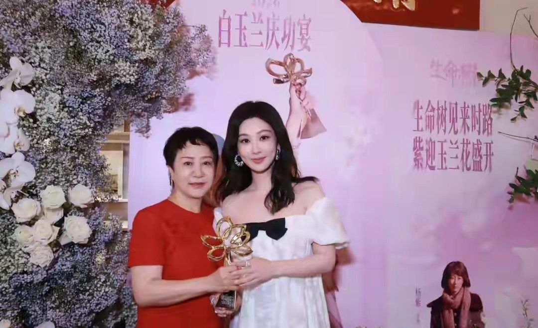 杨紫白玉兰庆功宴全家福曝光！爸妈站C位，杨妈一袭红裙满脸福相 