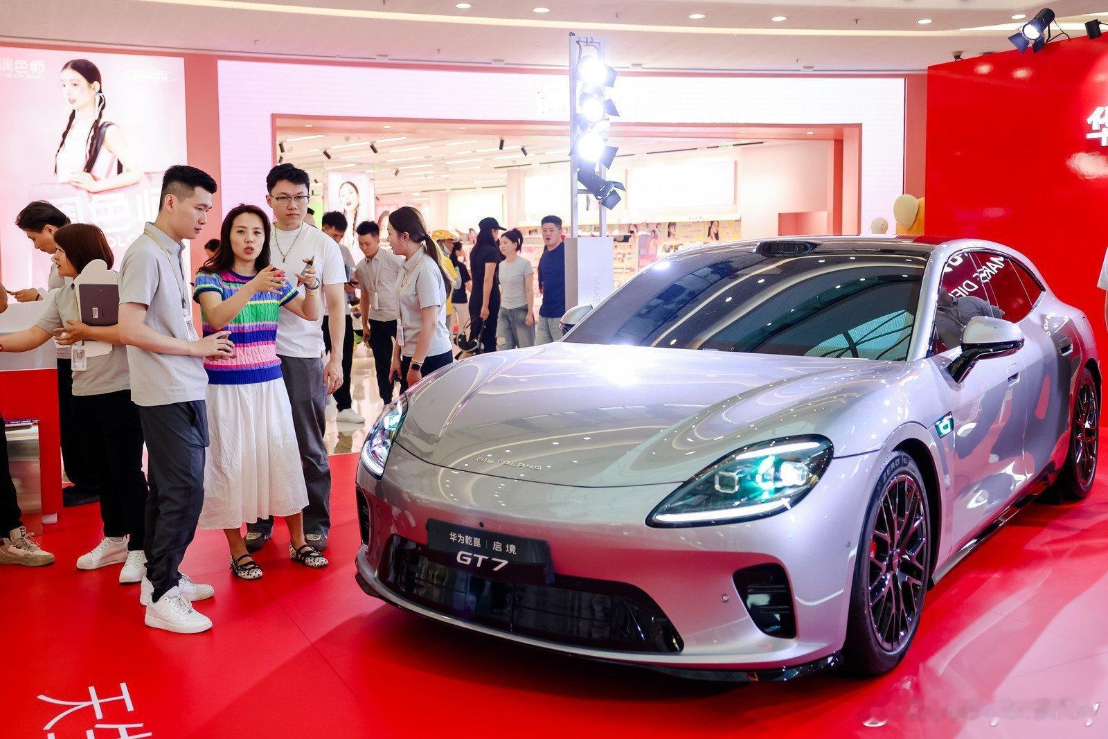 被五一商圈人流震撼到了🚘在人山人海的五一街头，启境GT7凭借独特猎装造型脱颖而