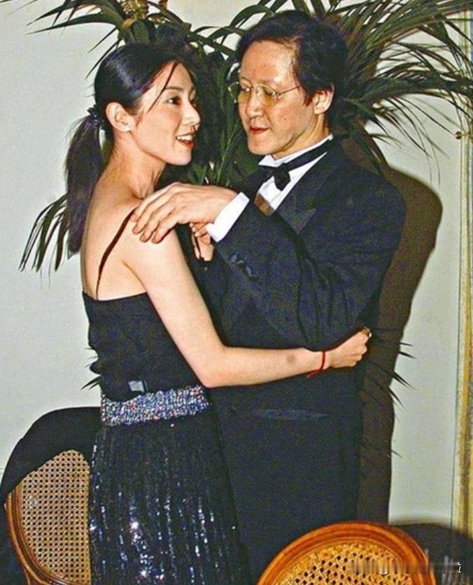 1998 年，香港尖沙咀一家粤菜餐厅的包厢里，48 岁的永盛电影老板向华胜第一次