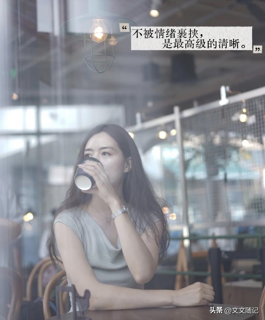 我闺蜜在体制内上班，她吐槽说这不是铁饭碗，是情绪牢笼。

不骗你们，她以前挺开朗