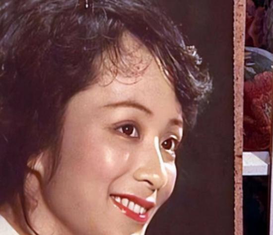 1997年，知名歌唱家谢莉斯在日常用餐时，突然感觉嘴巴麻木，不受控制的歪向一边，