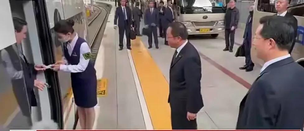 马英九到北京站下高铁的时候给了旁边的这位高铁服务人员女士一张自己写的家训书签。估