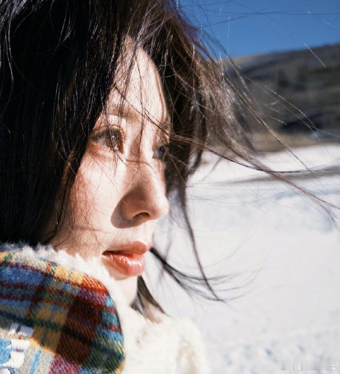 邢菲雪地神图  邢菲雪地六宫格~是执着于在雪地拍出神图的邢菲呀！咱就说看成品感觉