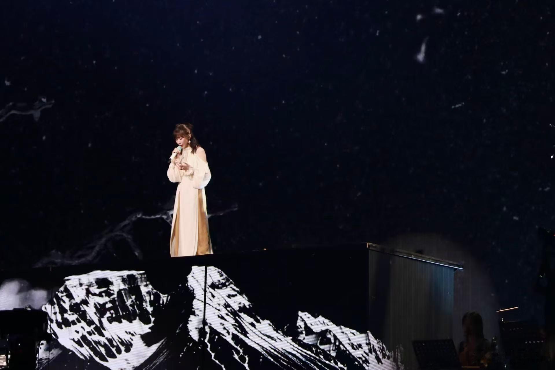 任素汐说想办法多开演唱会任素汐想把小歌唱给更多人整场演出结束最打动我的不是歌曲，
