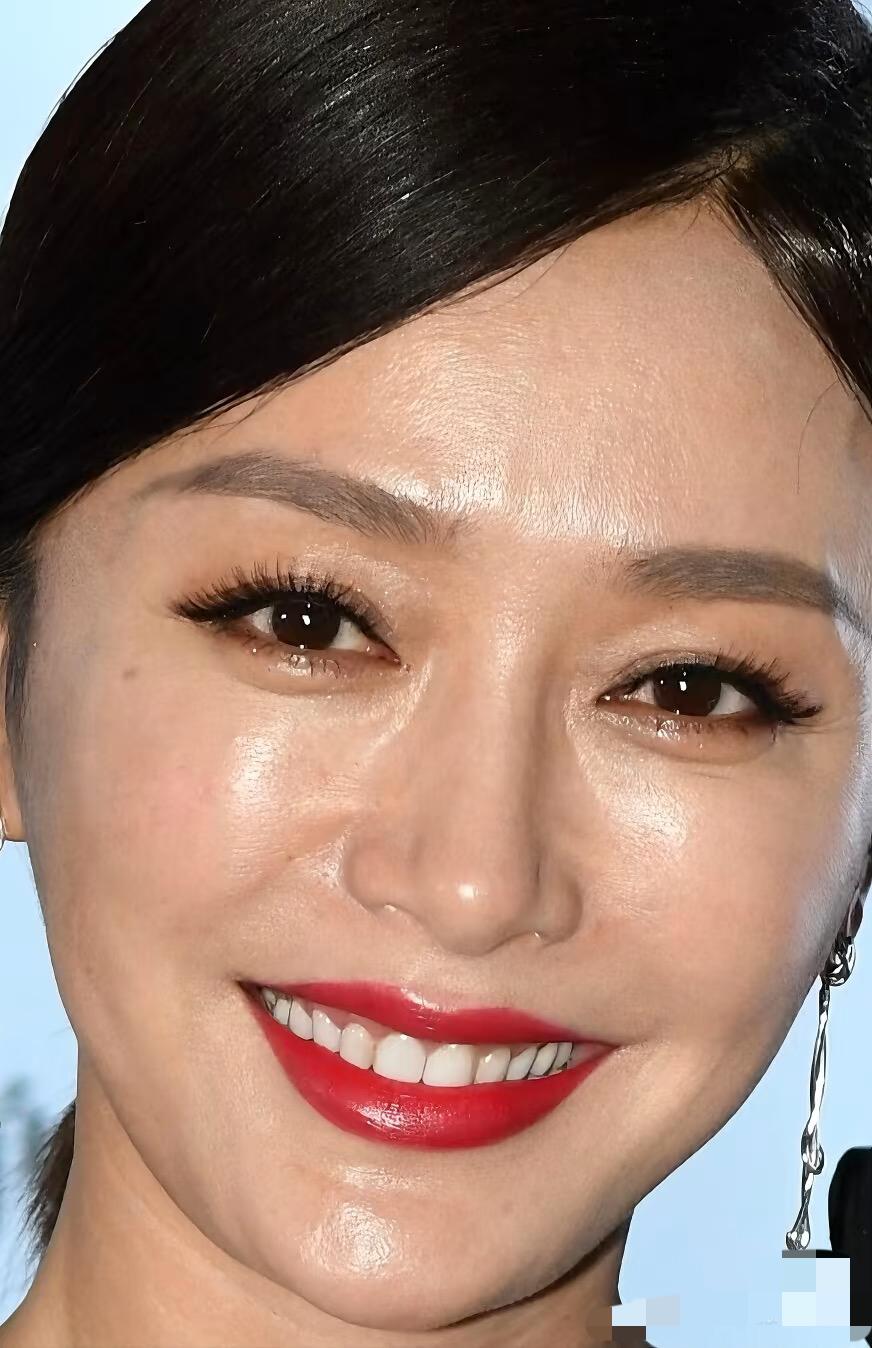 秦岚怼脸美拍，显露出一丝丝的岁月感