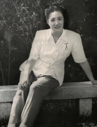 1925年，连生4女的董竹君，为圆丈夫儿子梦，冒死怀第5胎，她肚大肥圆，爱吃辣椒