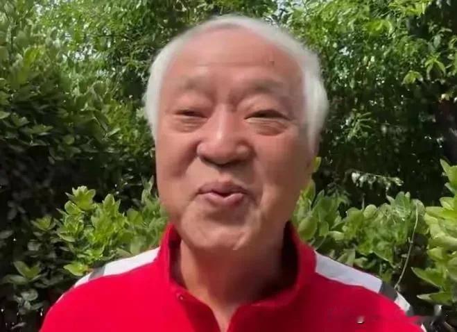 你认出这位七十六岁老人吗？