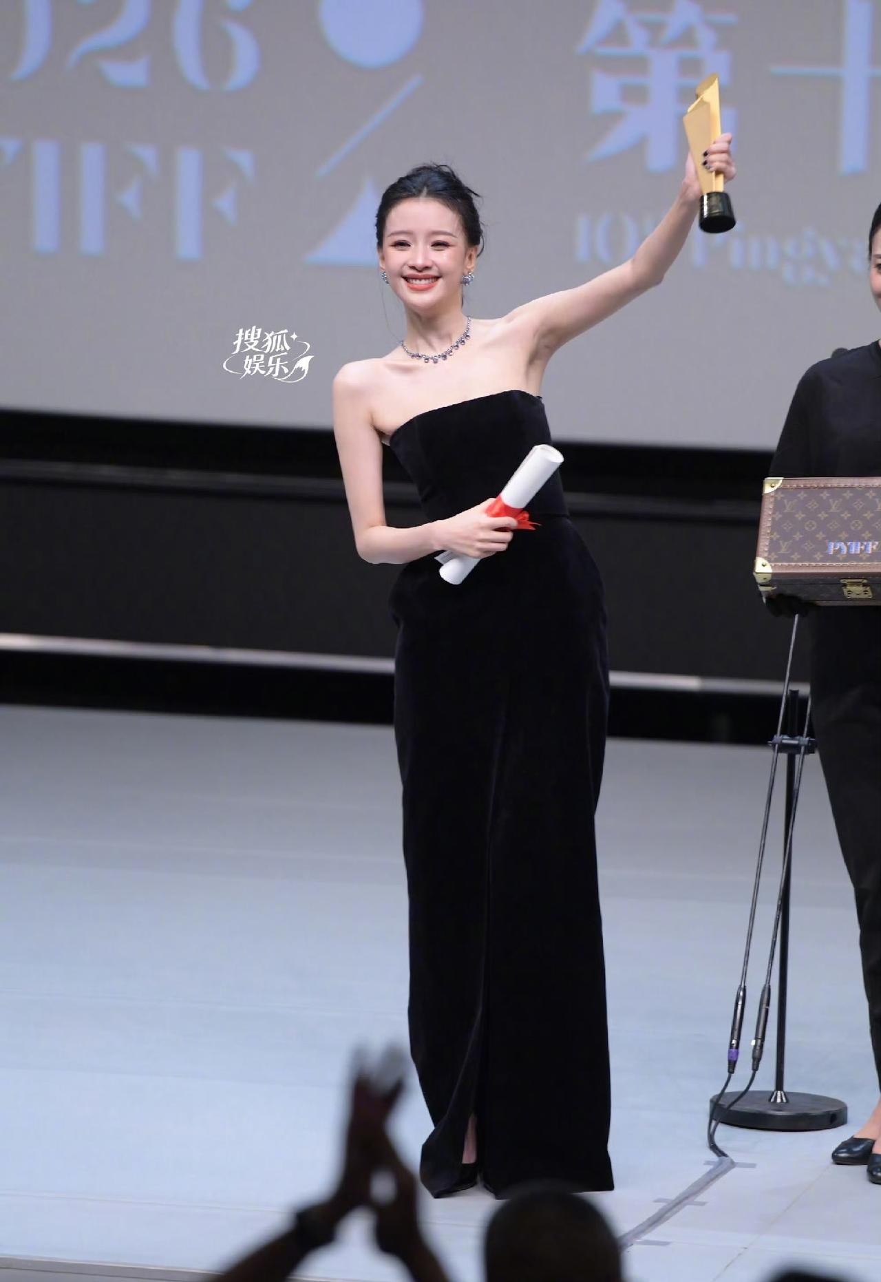 实至名归，看见演员孙怡
 
平遥电影节传来喜讯，孙怡凭借《爱情笑话》斩获费穆荣誉
