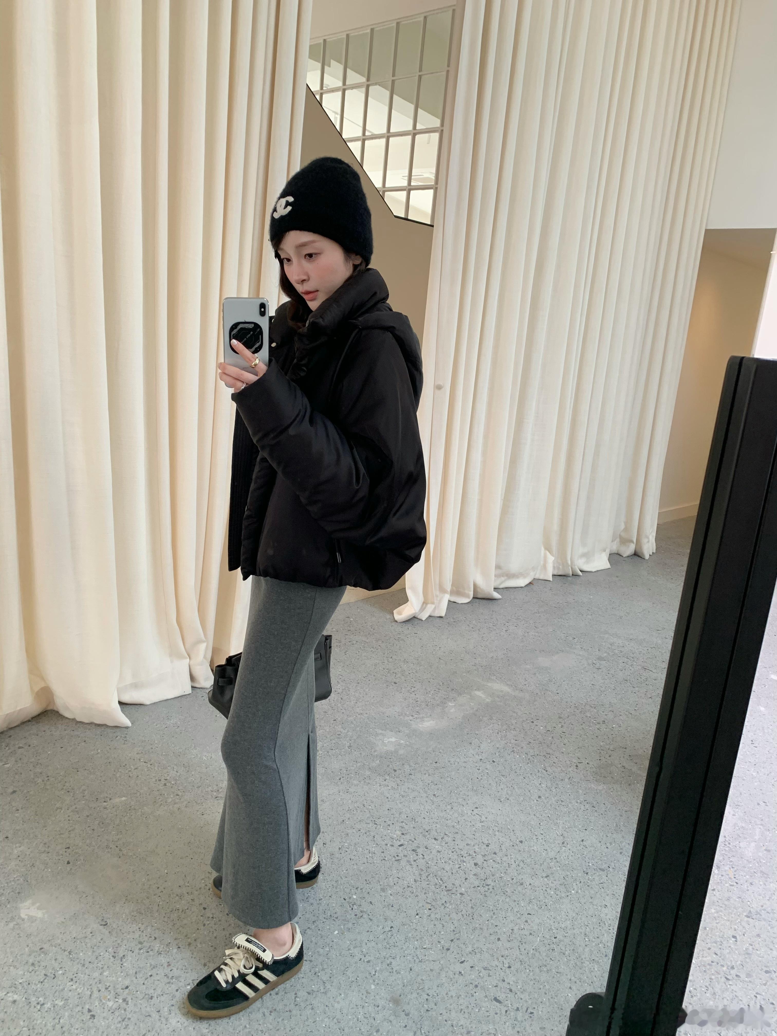 🐾低调黑短款鹅绒服利落松弛的冬日刚需面料自带细腻柔光，桑蚕丝混纺材质摸起来顺滑