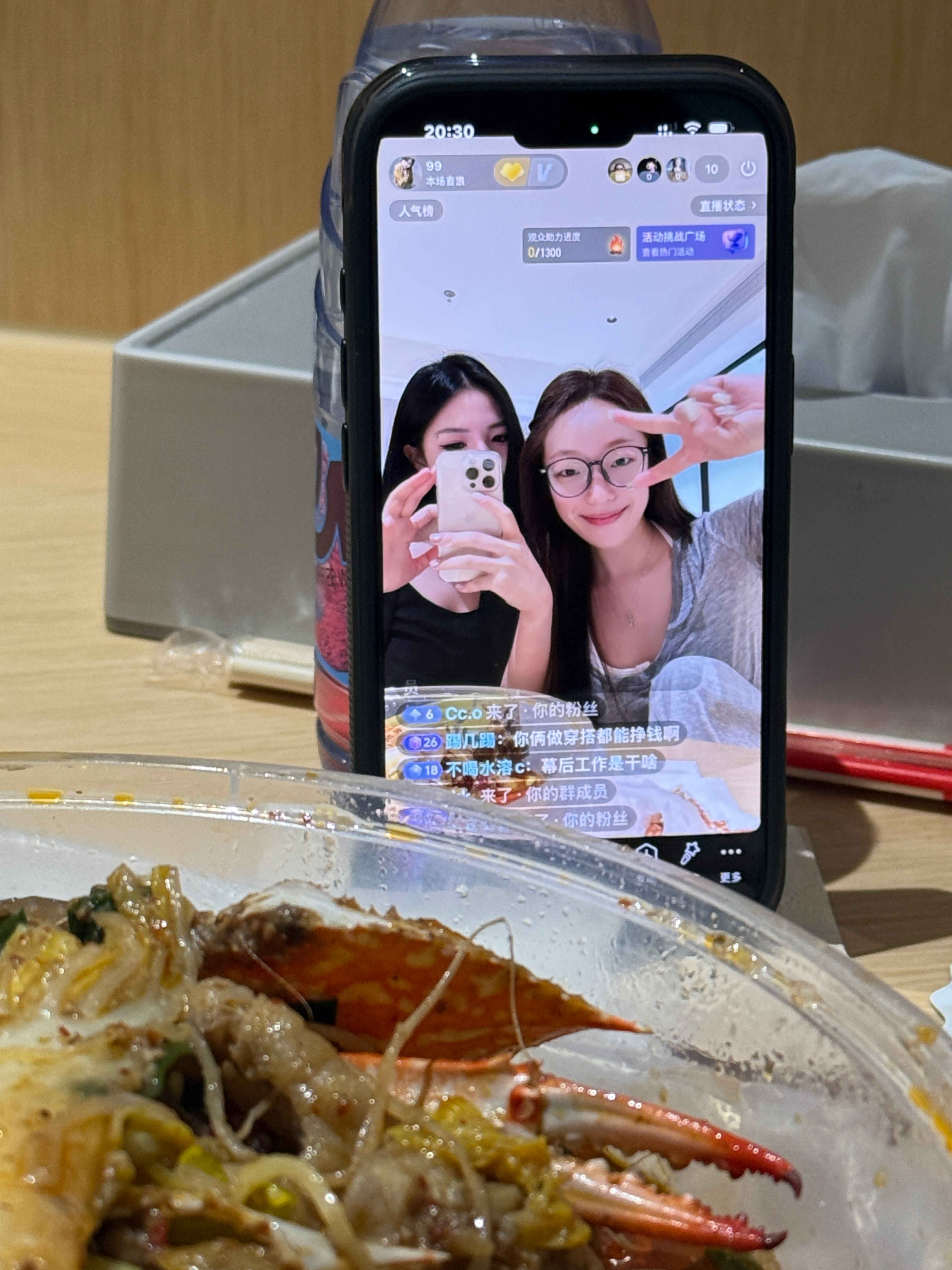 朋友明天要回去了  过来陪她直会播～ 