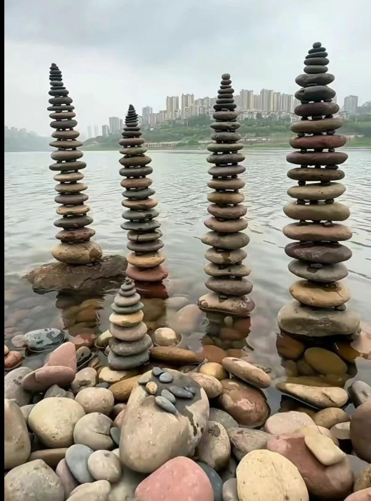 不一样的江边美景你刷视频刷到了吗？江边搭石塔，你就说美不美吧