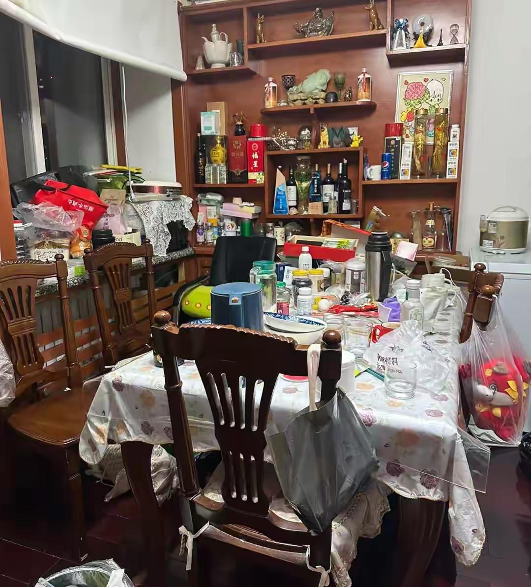 全职家庭主妇不被认可付出有价值的扎心原因。
全职家庭主妇要做的有做饭，洗衣服，带