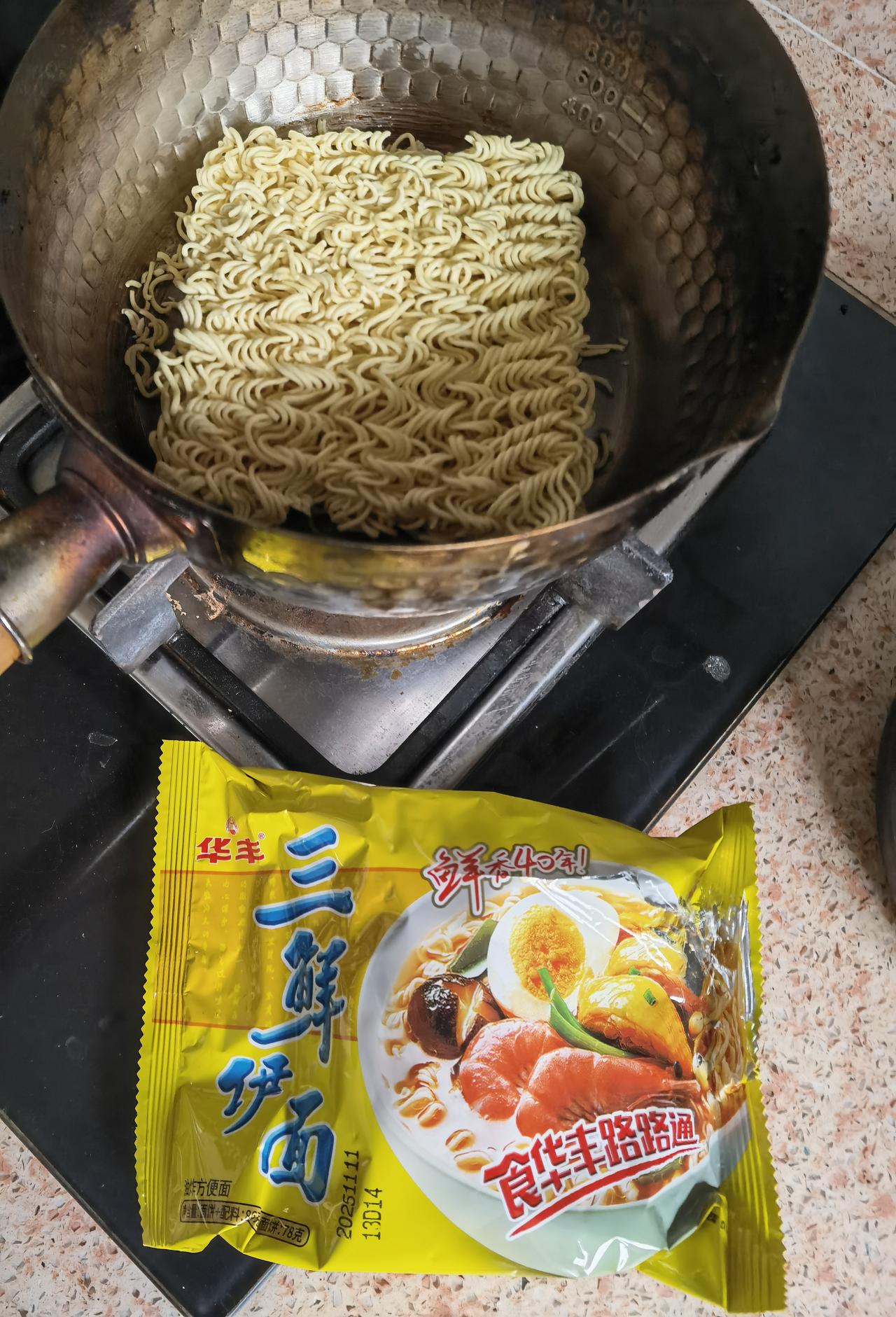 人那，还是得多接触上流社会。例如我，吃着粤港澳大湾区澳门隔壁的珠海市出产的华丰牌