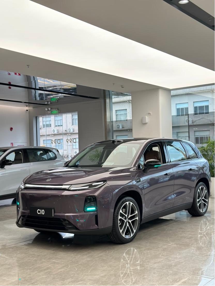 去表哥家蹭了一次车，回来我就订了同款！
上周末去表哥家吃饭，吃完饭他说顺路送我回