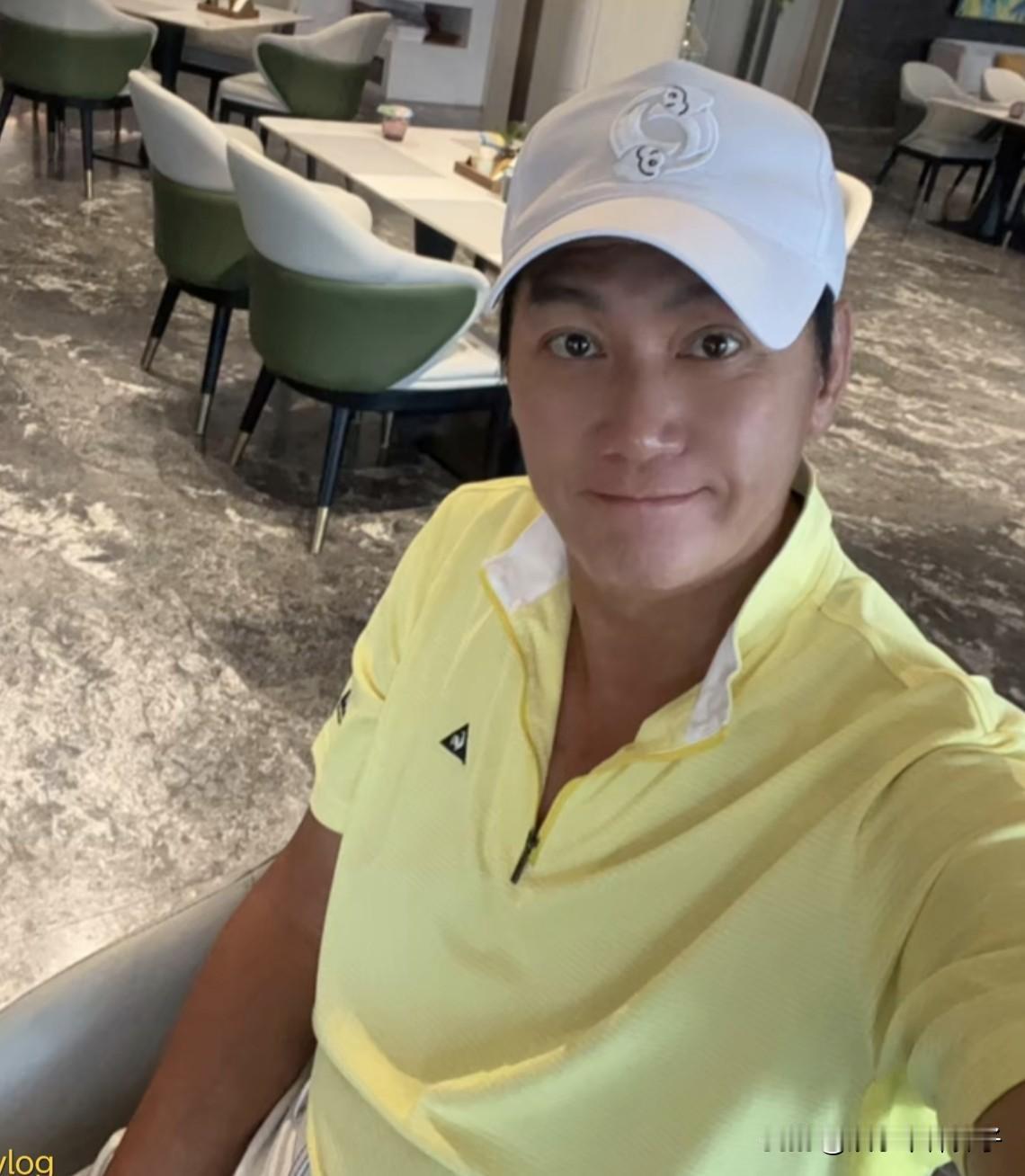 甄志强以模特身份出道，大赛中获得冠军，难怪被称为“最帅展昭”！
10月31日，妻