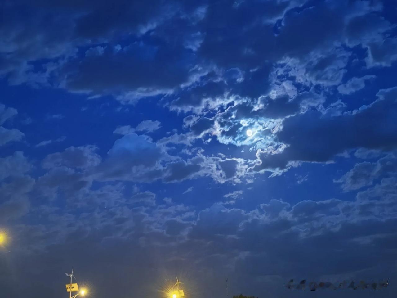 一张照片展示城市的暮色这晚的天空很美，像一幅风景油画一样[赞][赞][赞]