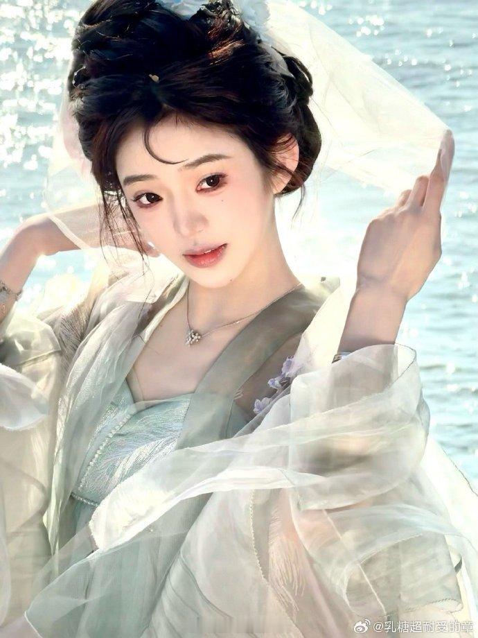 恋综女嘉宾撞脸张元英等等等等，这是章梓馨？？我眼睛没花吧，幻视张元英也太像了 