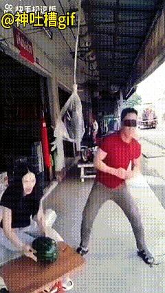 看到老公在那练习躲闪，动作越来越溜，我心里都忍不住夸他两句。
结果呢，我这边刚把