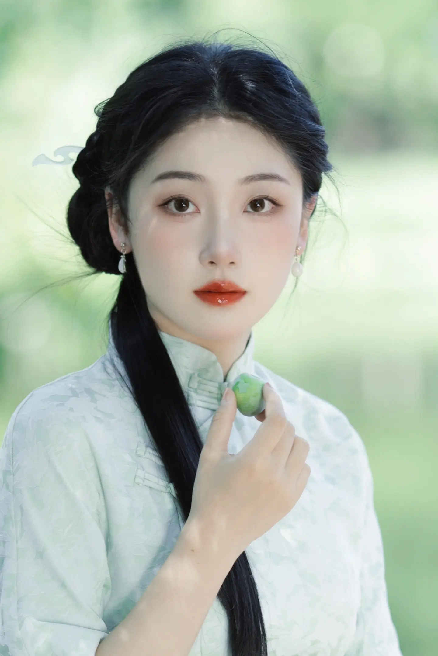 朝暮与年岁并往。不知不觉又长大一岁啦，二十岁以后总觉得时间过的很快，但是成为大人的感觉好像还不错。今年拍了很多喜欢的人生照片，谢谢摄影师们给我留下的青春记录，新的一年也请多多指教呀～
