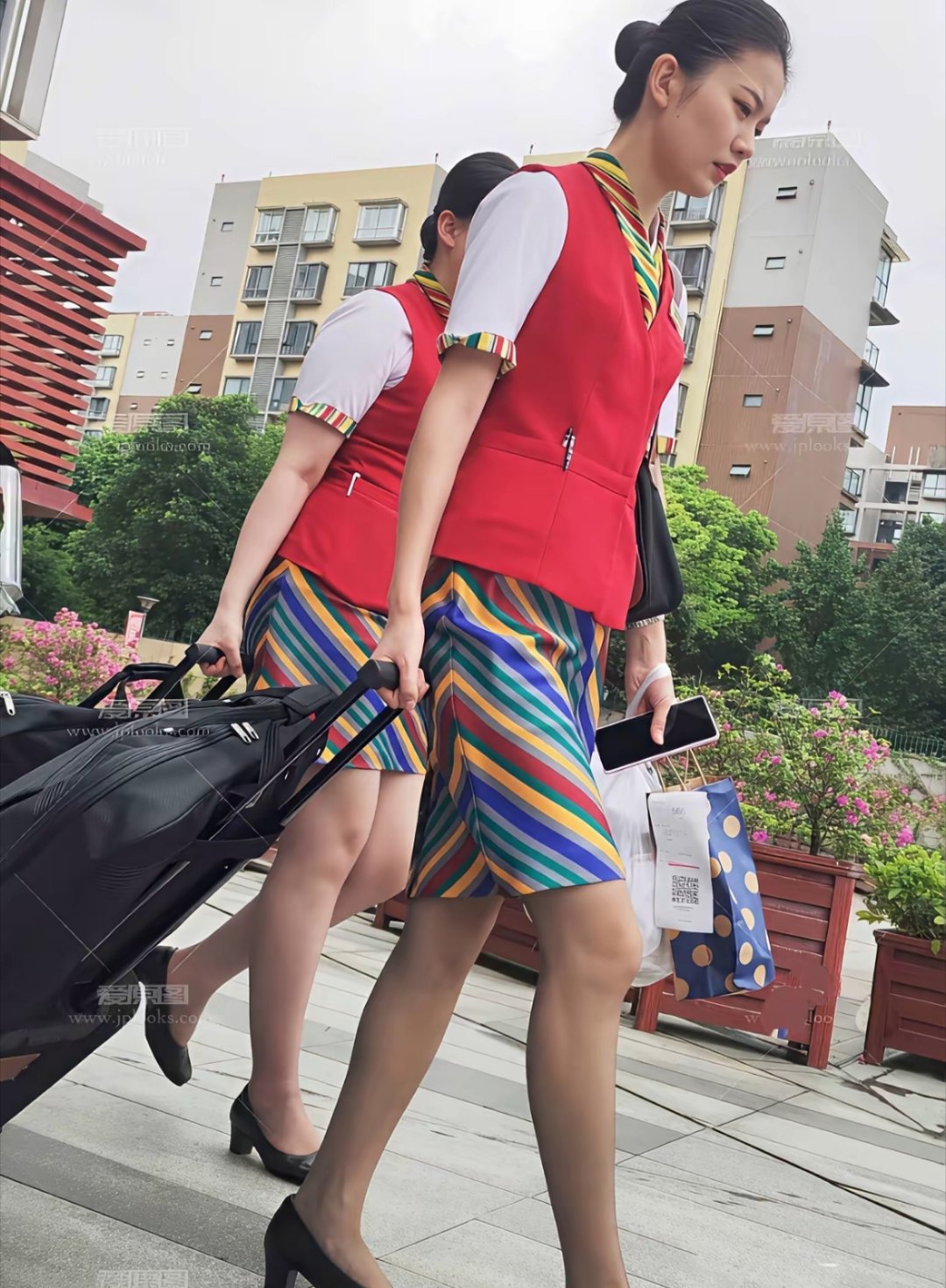 外界对空姐最大的刻板印象之一：非宝马奔驰不坐，非有钱人不嫁。[并不简单]但真实的