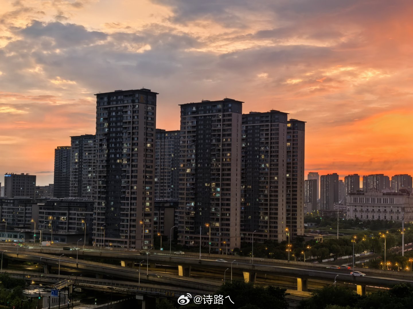 这老天是变戏法的吗？刚才还是倾盆大雨，现在是夕阳照天。 
