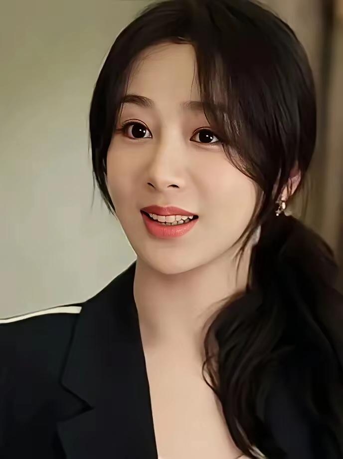 我不是黑粉。
我也谈不上喜欢杨紫。
比如她在《沉香如屑》里的扮相就挺好看。
杨紫