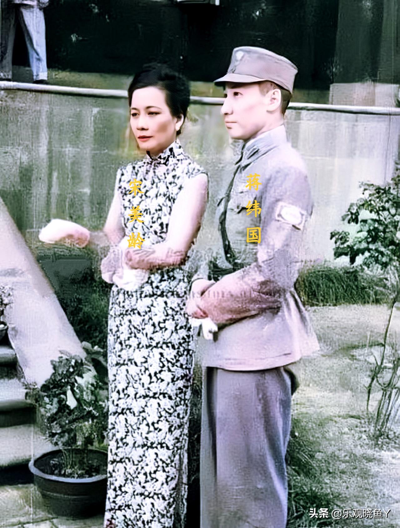 上世纪四十年代，在南京的宋美龄与蒋纬国。这绝不是演戏，也而非影视剧中的演员，而是