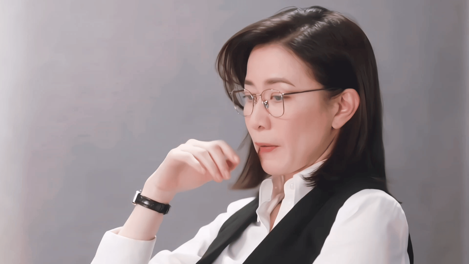 正义女神言惠知咬手指这里迷到我，然后看到说这是佘诗曼的个人小习惯，想起来当年看新