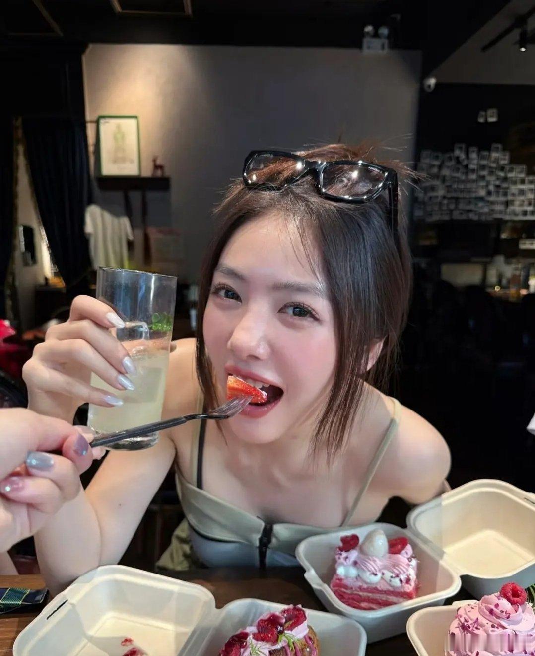 前几年不觉得蔡文静漂亮，这几年反而觉得挺好看的了 