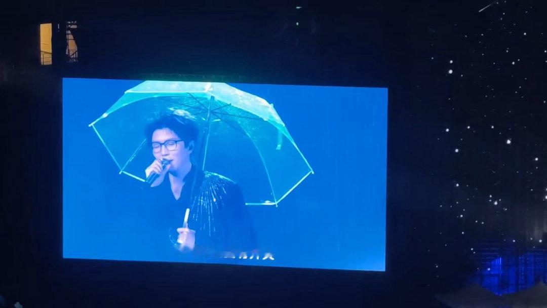 毛不易脚滑 妈呀！北京怎么下这么大雨[泪奔]毛不易下着大雨开演唱会，现场居然差点