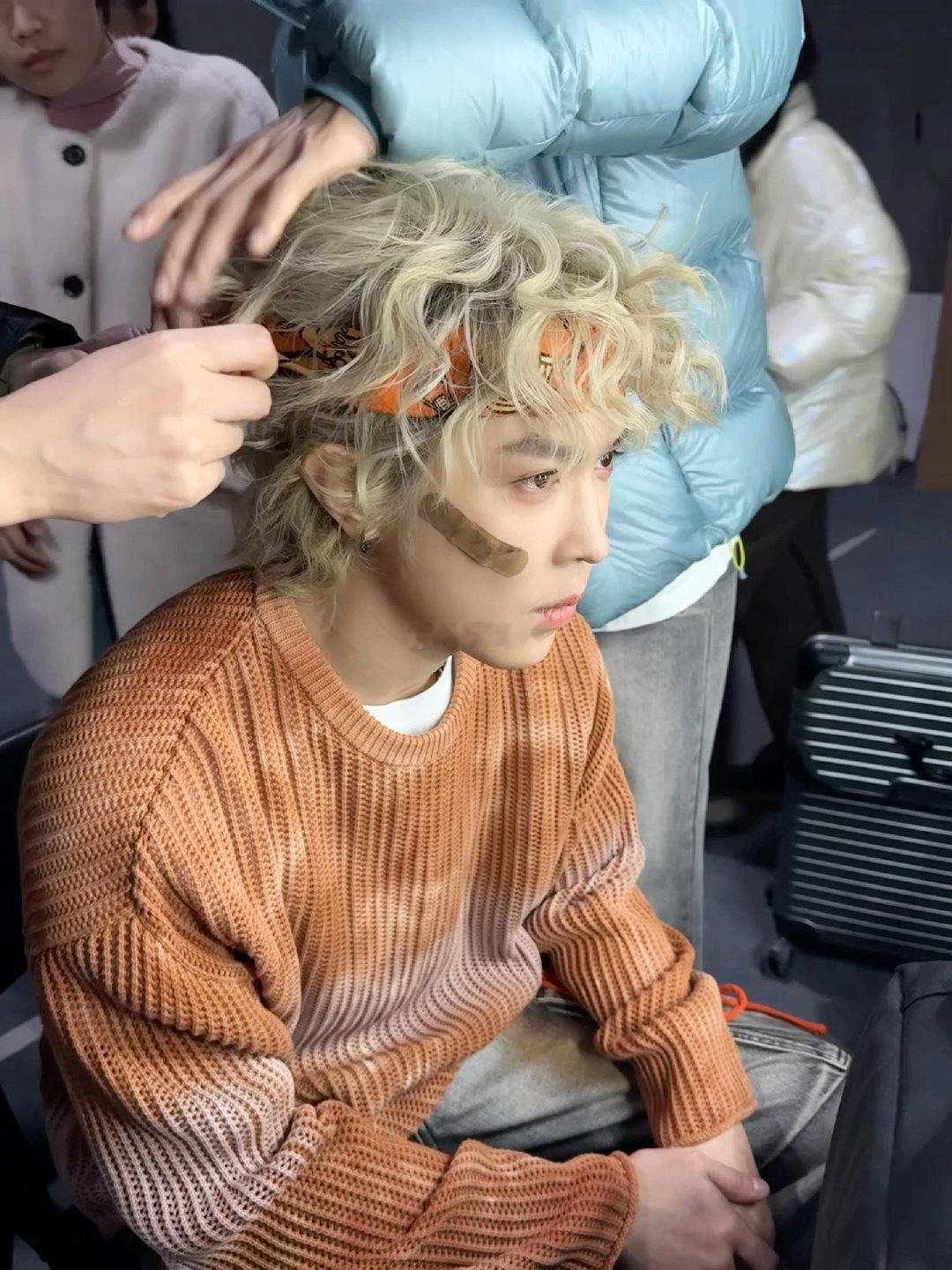 马伯骞金发巨型洋娃娃 马伯骞金发造型我直接瞳孔地震！卷毛软fufu，坐在露营椅上