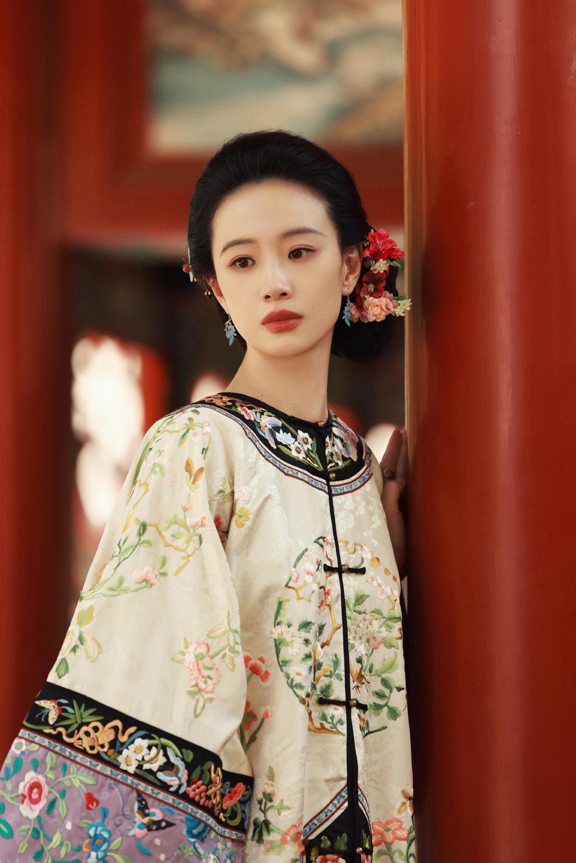 李梦晚清汉女写真，她站在那里就有股子偏执的颠颠的气质 ​​​