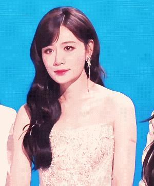 叶一茜亲江语晨这一下你叫叶一茜你又叫江语晨谐音梗是要扣钱的！但叶一茜用亲亲付账了