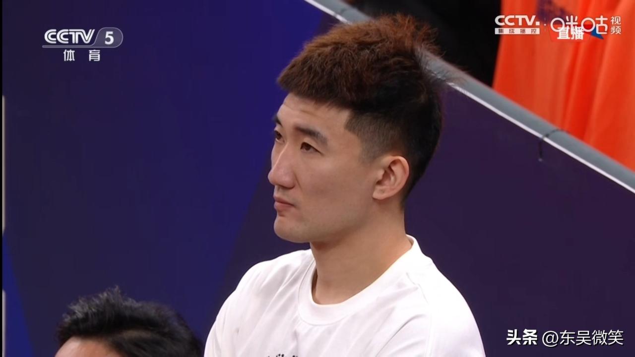 孙铭徽今晚也来到了上海体育馆，但是没有上场，独自在场边默默的为球队加油。