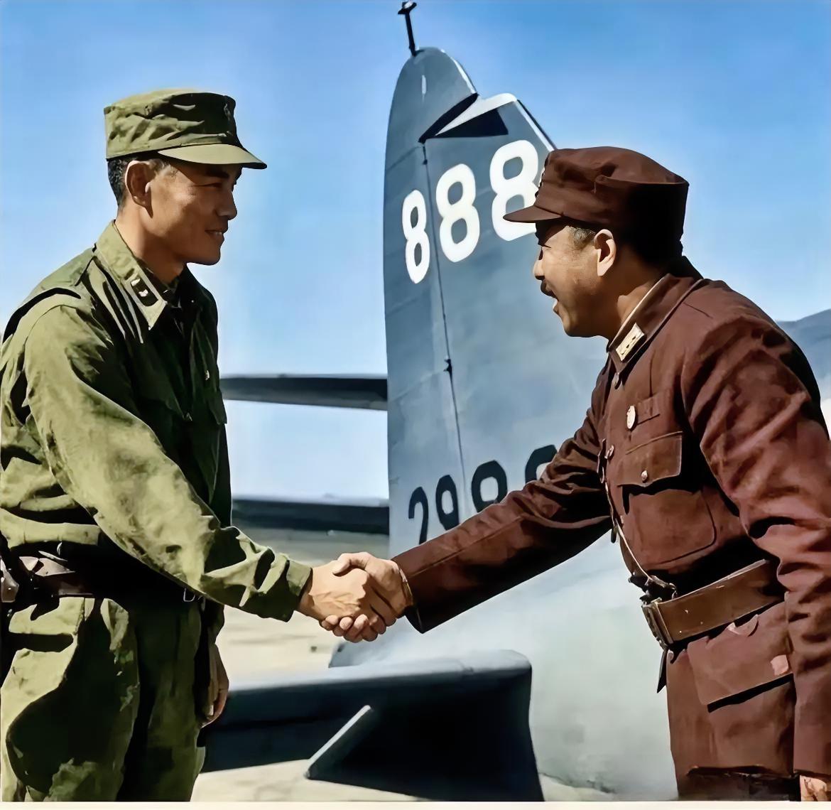 这是1945年，国民党两位著名将军，他率领的中国驻印军和远征军在横扫了缅甸和云南
