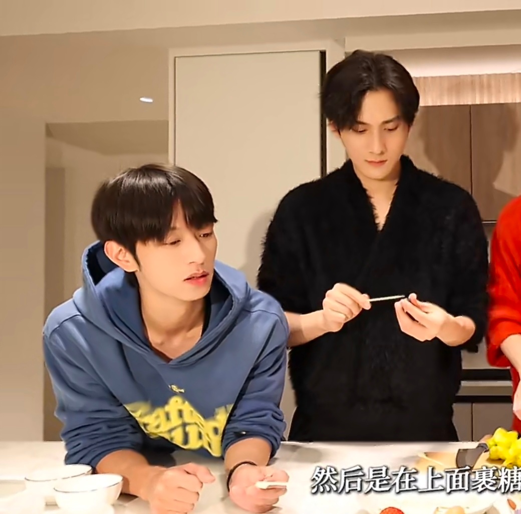 怎么穿卫衣也好烧，是好女孩吗🥵 